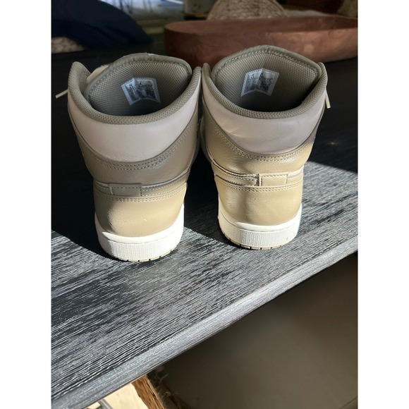 Nike Air Jordan 1 Mid
Legend Light Brown - Picture 4 of 6
